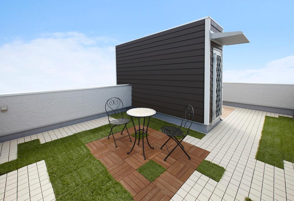 Other local. The cafe terrace playing the tiles and grass on the roof! Laundry'll Jose on the opposite side (the local model house)