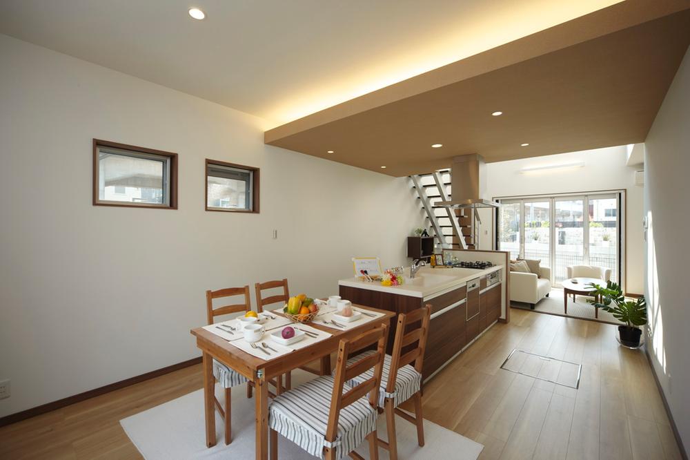 Model house photo. Loose flow line LDK of cooking classes also opened likely one floor in the popularity of the island kitchen. Because open it, You she can happily be making sweets, along with mom (Local model house)