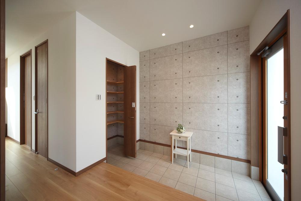 Model house photo. Because there is a big shoe closet there, In open and spacious entrance to the entrance, which was tidy clean at any time, You can welcome the customers who visited. (Local model house)