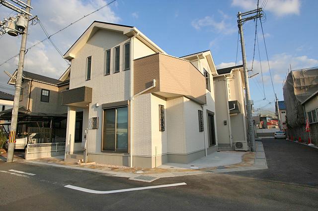 Local appearance photo. Corner lot