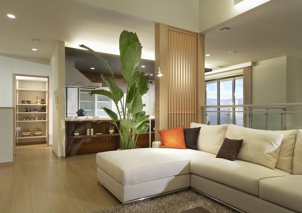 exhibition hall / Showroom. It overlooks the 1 floor, LDK that plenty capture the light from the atrium and windows. As the kitchen is not in full view, Adopt a wooden lattice in the living room side. (Gallery House)