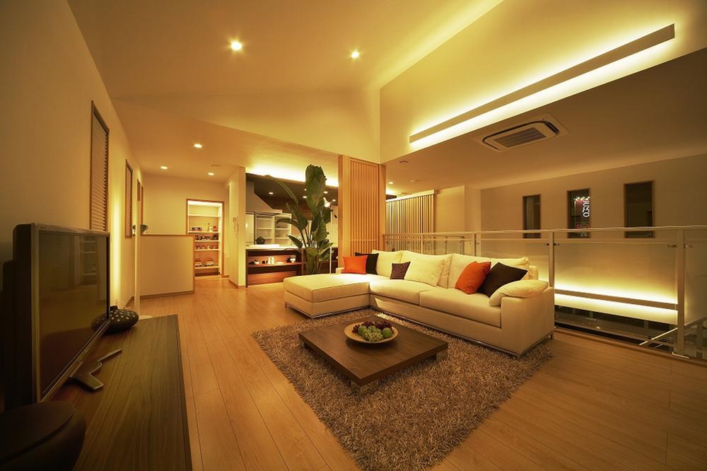 exhibition hall / Showroom. Around the atrium extending from the Tsuboniwa, Surrounded by a clear material LDK. Also by the gradient ceiling, Vertical spread was also positive, Produce a spacious space of open full sense (Gallery House)