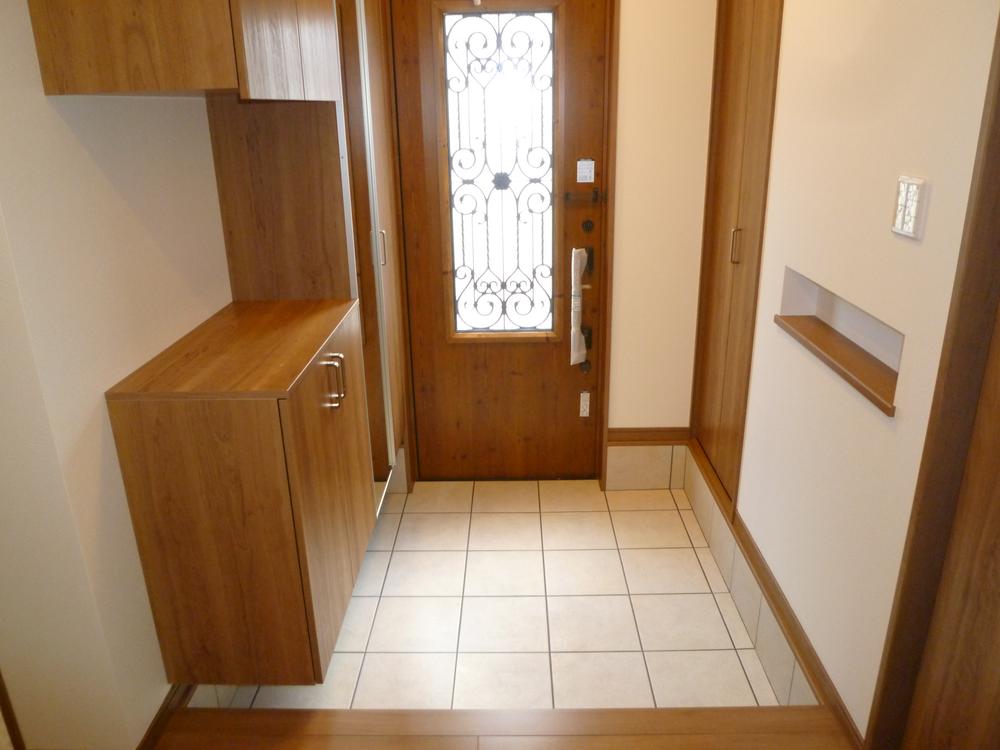 Building plan example (introspection photo). Offer enough space to the entrance also welcome the customers.