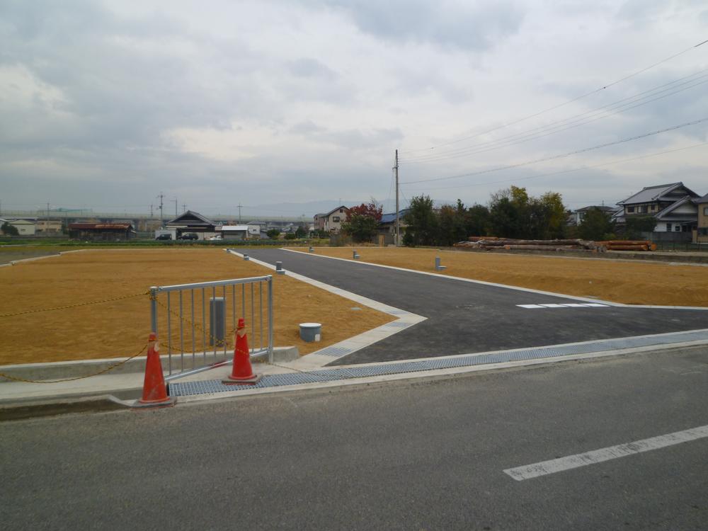 Local photos, including front road. Front road there is a spacious room with the 6m.