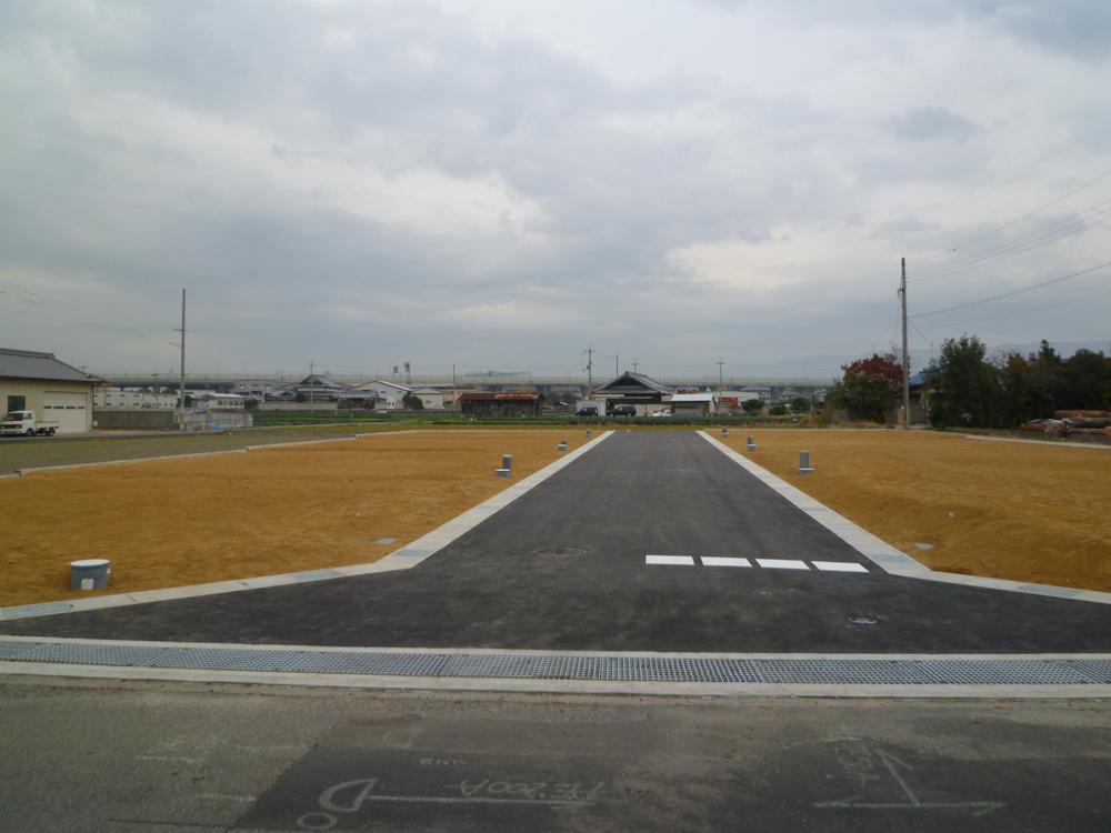 Local land photo. All eight subdivisions start! ! No tall buildings in the surrounding area, ventilation ・ Also get enough daylight.
