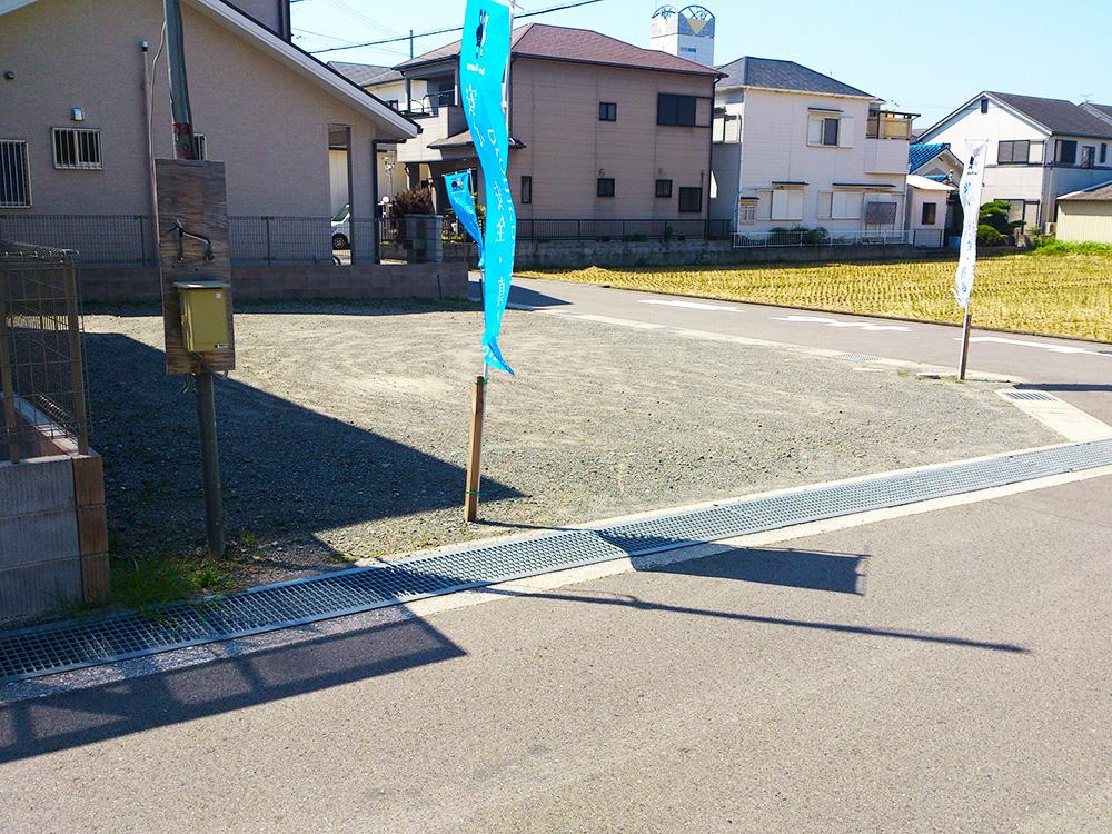 Local photos, including front road. A quiet residential area that has been in place in a grid-like compartment. Plug the bright sunshine in the corner lot.