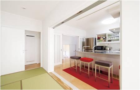 Building plan example (introspection photo). Japanese-style room from the kitchen, Living consideration line-of-sight of the, Not to isolate the people to cook in the kitchen.