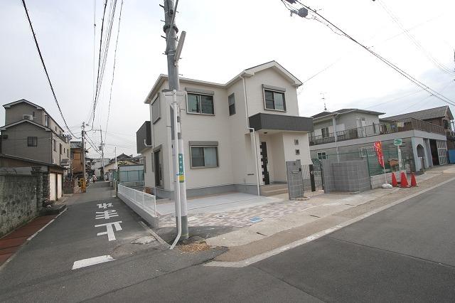 Local photos, including front road. Frontal road Width 7m corner lot. One standard-sized car ・ Mini one parking OK