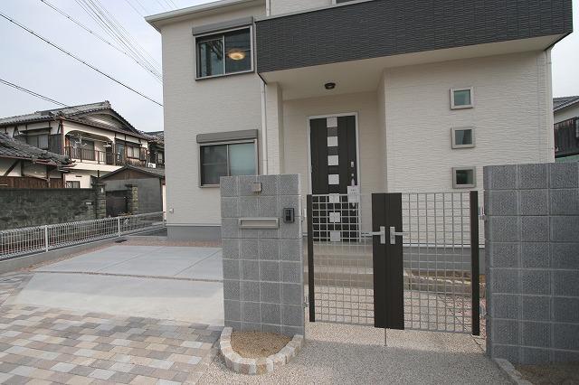 Local appearance photo. Entrance approach and parking