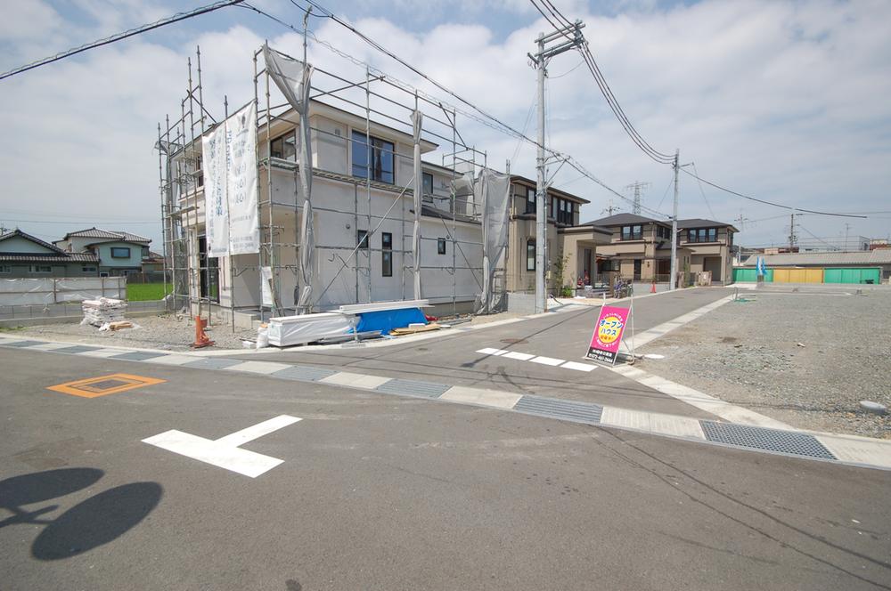 Local appearance photo. Subdivision in a quiet residential area, Is a safe environment to children less traffic on the front road.