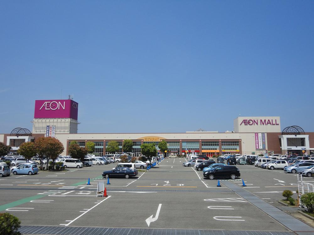 Shopping centre. 770m until the Mac House ion Mall Hineno shop