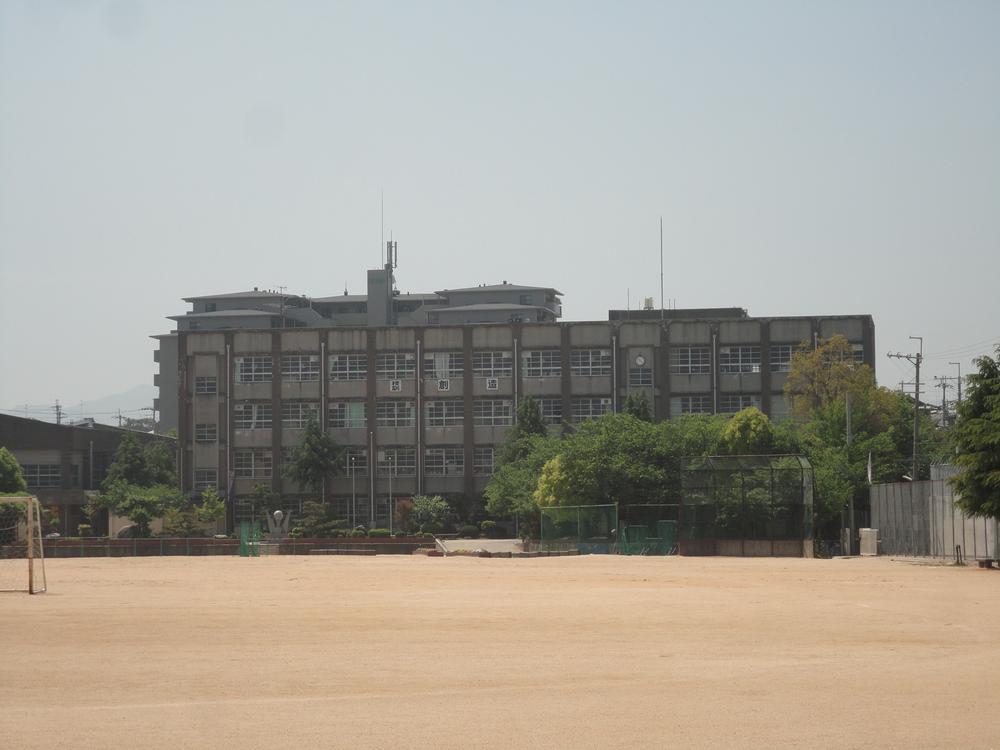 Junior high school. Izumisano Municipal Shin'ike until junior high school 225m