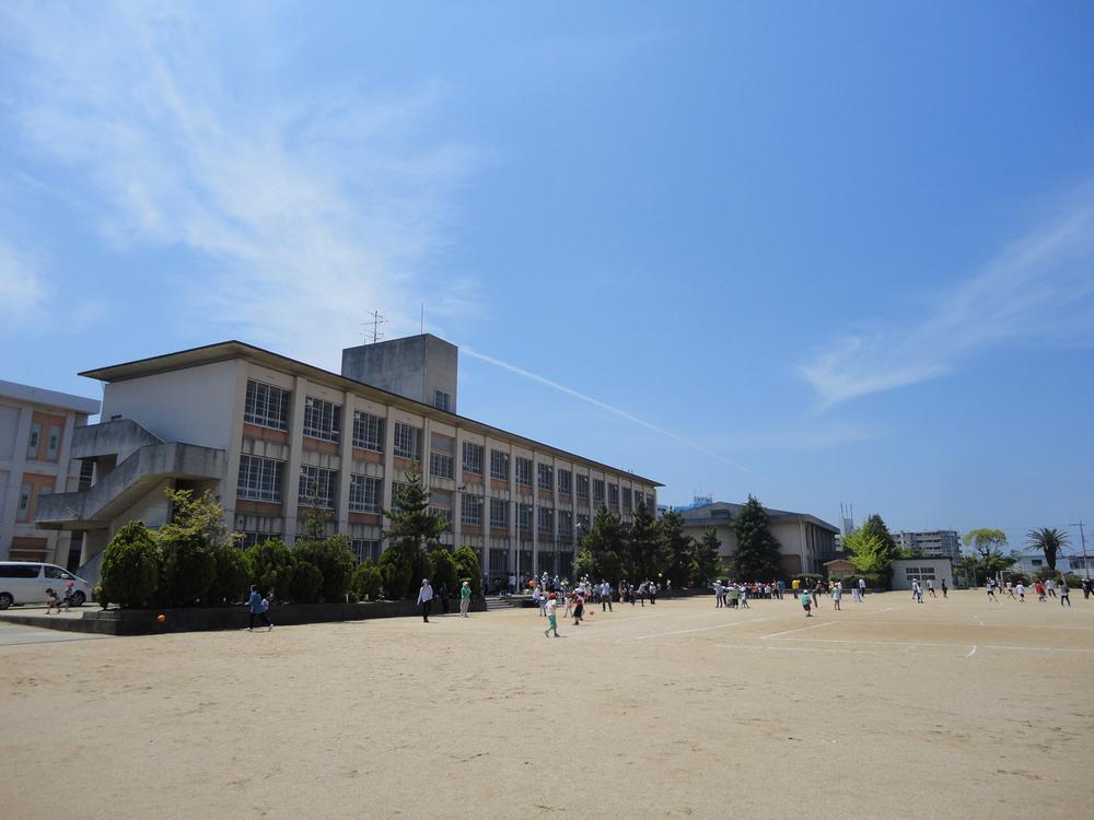 Primary school. Izumisano 1411m to stand center elementary school
