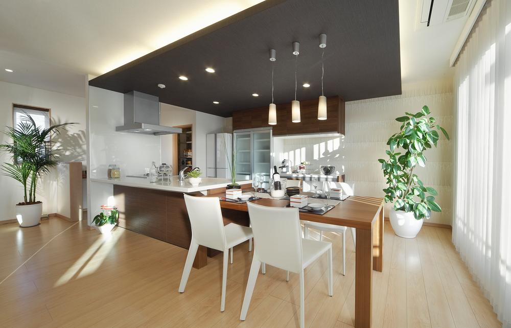 exhibition hall / Showroom. Counter kitchen that has been made considering the usability of mom. A wide working space, Large capacity storage, With pantry. Evening drink was also also stuck to the lighting moist and enjoy as (Exhibition Center)