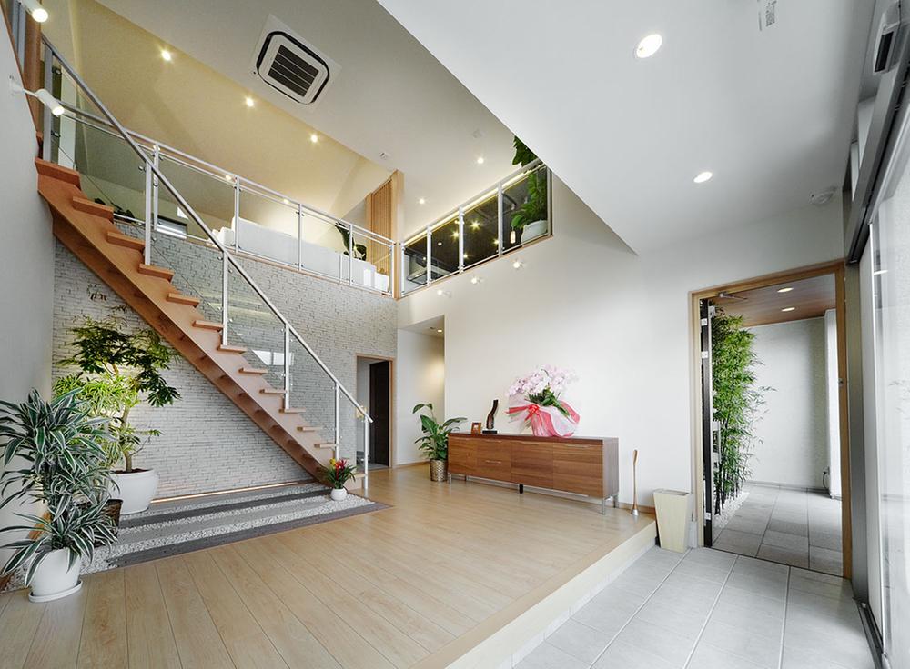 exhibition hall / Showroom. Entrance to welcome the guest house of the face. Of glass handrail walls and vaulted ceiling, Such as green space under the stairs, Ingenuity packed to be open. There are also shoes cloak, At any time you keep a clean space. (exhibition hall)
