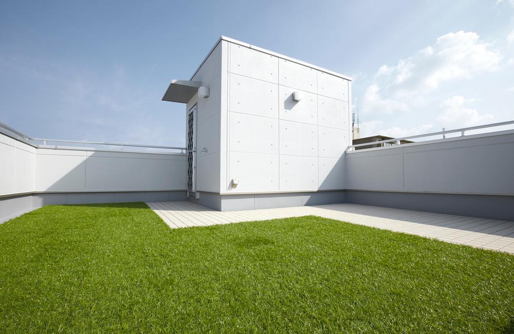 Model house photo. The weather of the day in a cafe terrace call your friends! Basking in the sun nor blue sky lunch, Enjoyment is up to you! (Model house)