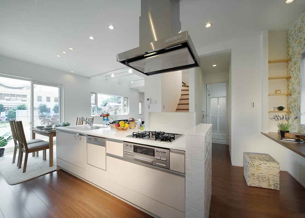 Model house photo. In the center of the island kitchen that everyone gather, Water around, dining, To design the living and all of the flow line leads. (Model house)