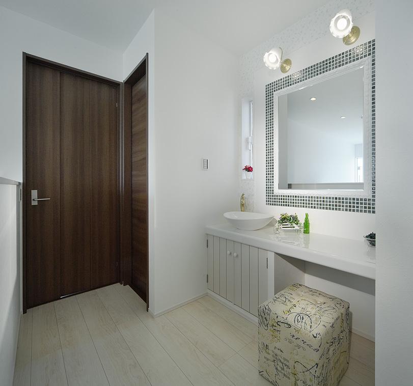 Model house photo. Large vanity with basin space provided on the second floor. Busy day of morning of ally. Stylish, easy-to-use is also a good flow line design (model house)