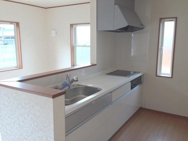 Kitchen. Face-to-face kitchen where you can enjoy a conversation while cooking