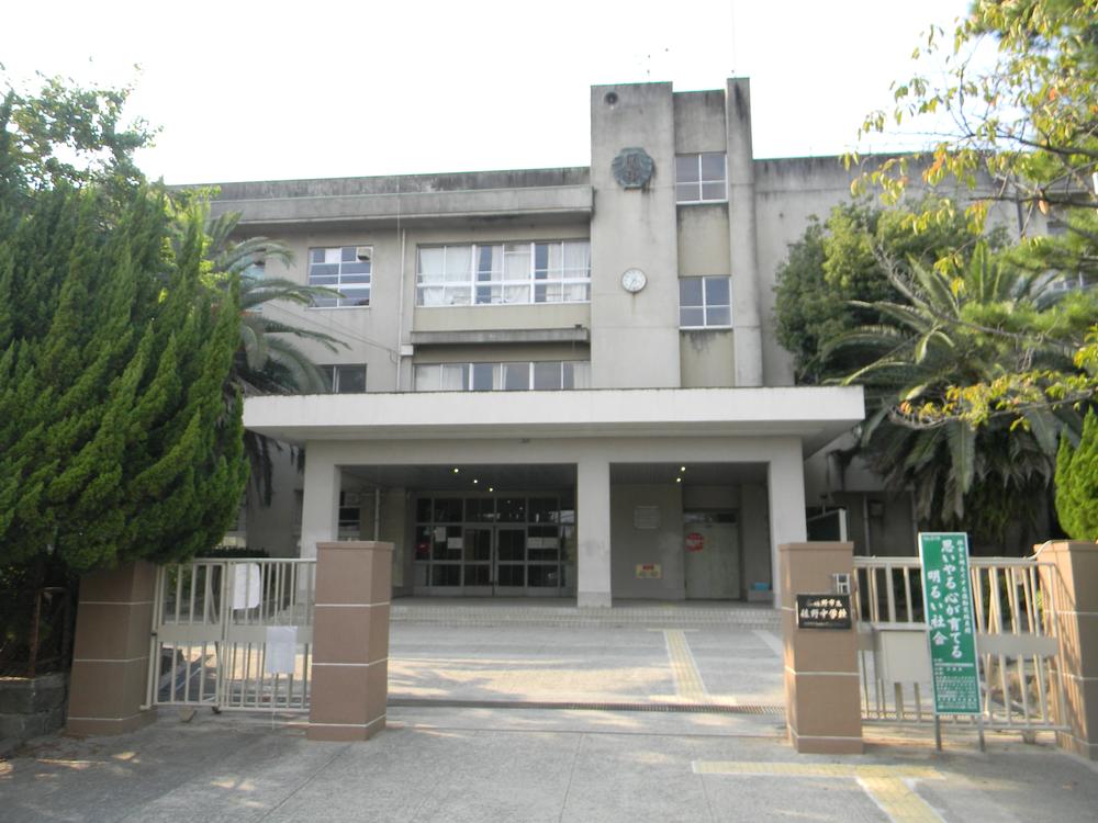 Junior high school. Sano 3-minute walk 210m up to junior high school until junior high school. Full of bright children smile.