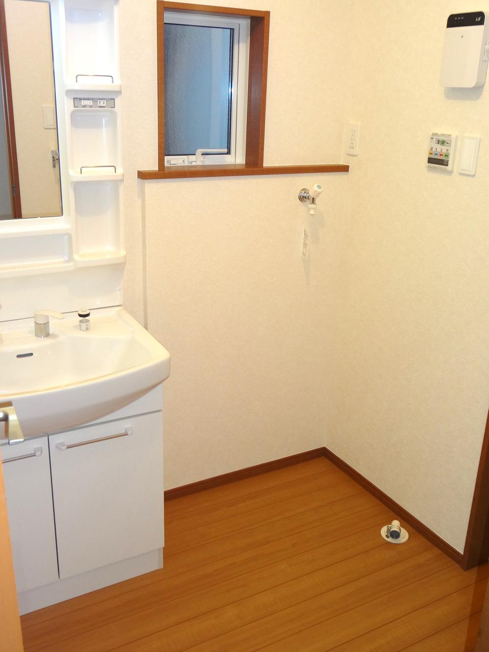 Wash basin, toilet. Is a wash room.