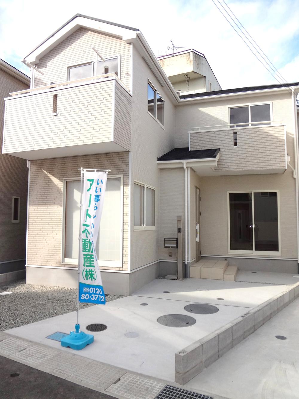 Local appearance photo. 3 is a photograph of the Building.