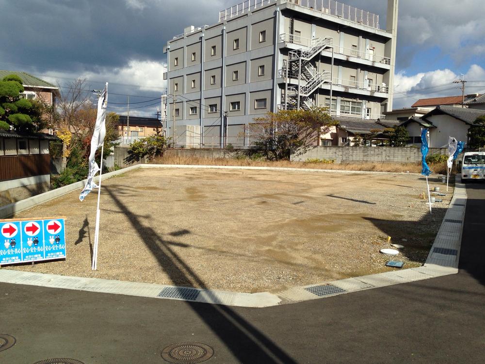 Local photos, including front road. You Yes and good condition of the road.