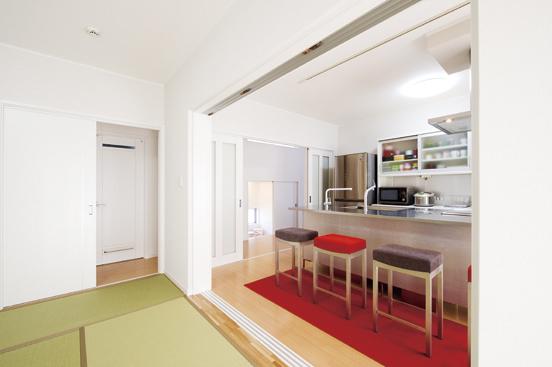 Building plan example (introspection photo). It has become as much as possible with the floor plan of a feeling of opening to reduce the threshold of the Japanese-style room.