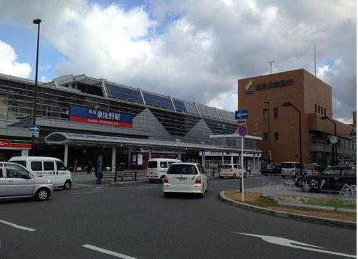 station. Nankai Main Line "Izumisano" 6-minute walk from the station. Because rapid stop station, Also conveniently located access to the city center.