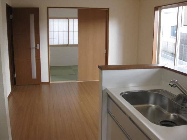 Living. ☆ Japanese-style room between the LDK and the continued ☆