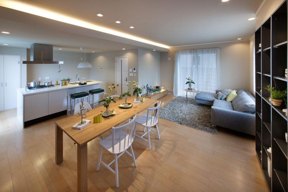 Building plan example (introspection photo). An emphasis on family communication, Dining from the kitchen, Living has designed a line-of-sight space.