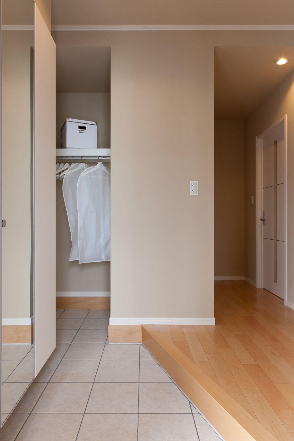 Other building plan example. It has established a space for keep and stroller in the door.