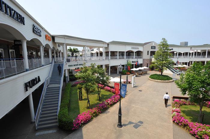 Shopping centre. Rinku to Premium Outlets 950m walk 12 minutes