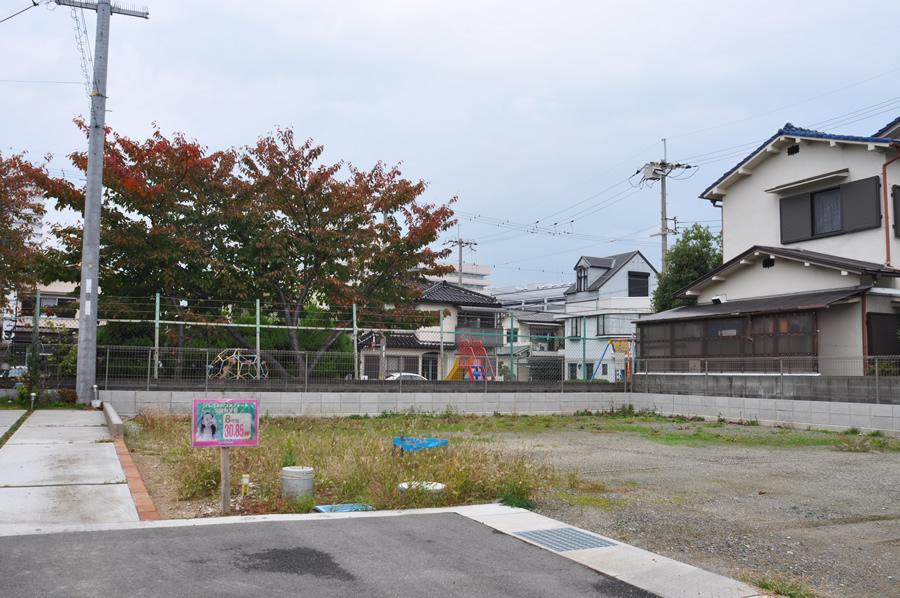 Local photos, including front road. Since the park in town is adjacent to, You can play the children in eyeshot. (Shooting at local / 2013 November shooting)