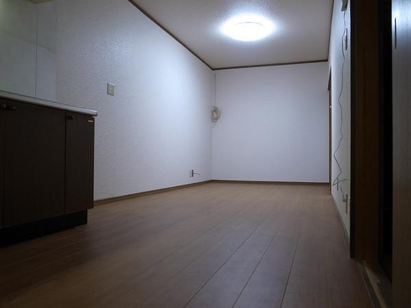 Living. The convenient commute in within the station walk! 