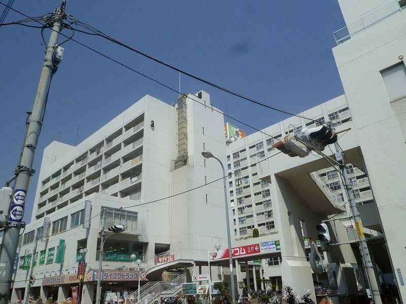 Shopping centre. Izumiya Kadoma store shopping 1081m to the center