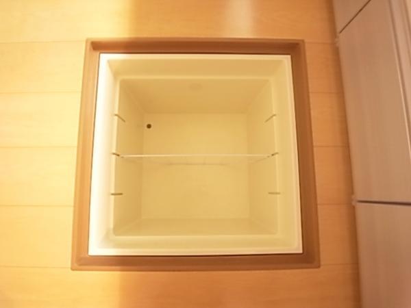 Receipt. Plenty of under-floor storage (same specifications storage)