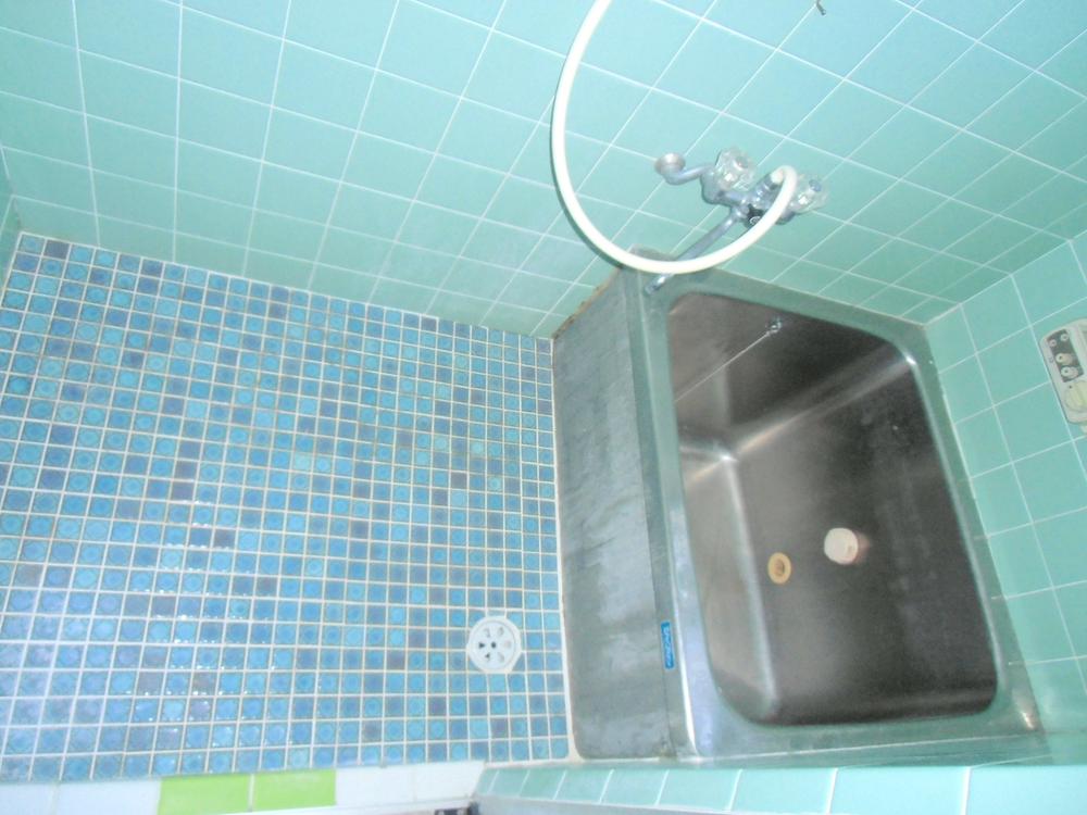 Bathroom. Indoor (11 May 2013) Shooting