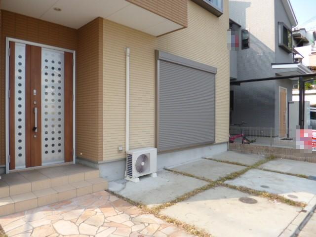 Parking lot.  ☆ Parking spaces are cute cobbled wind