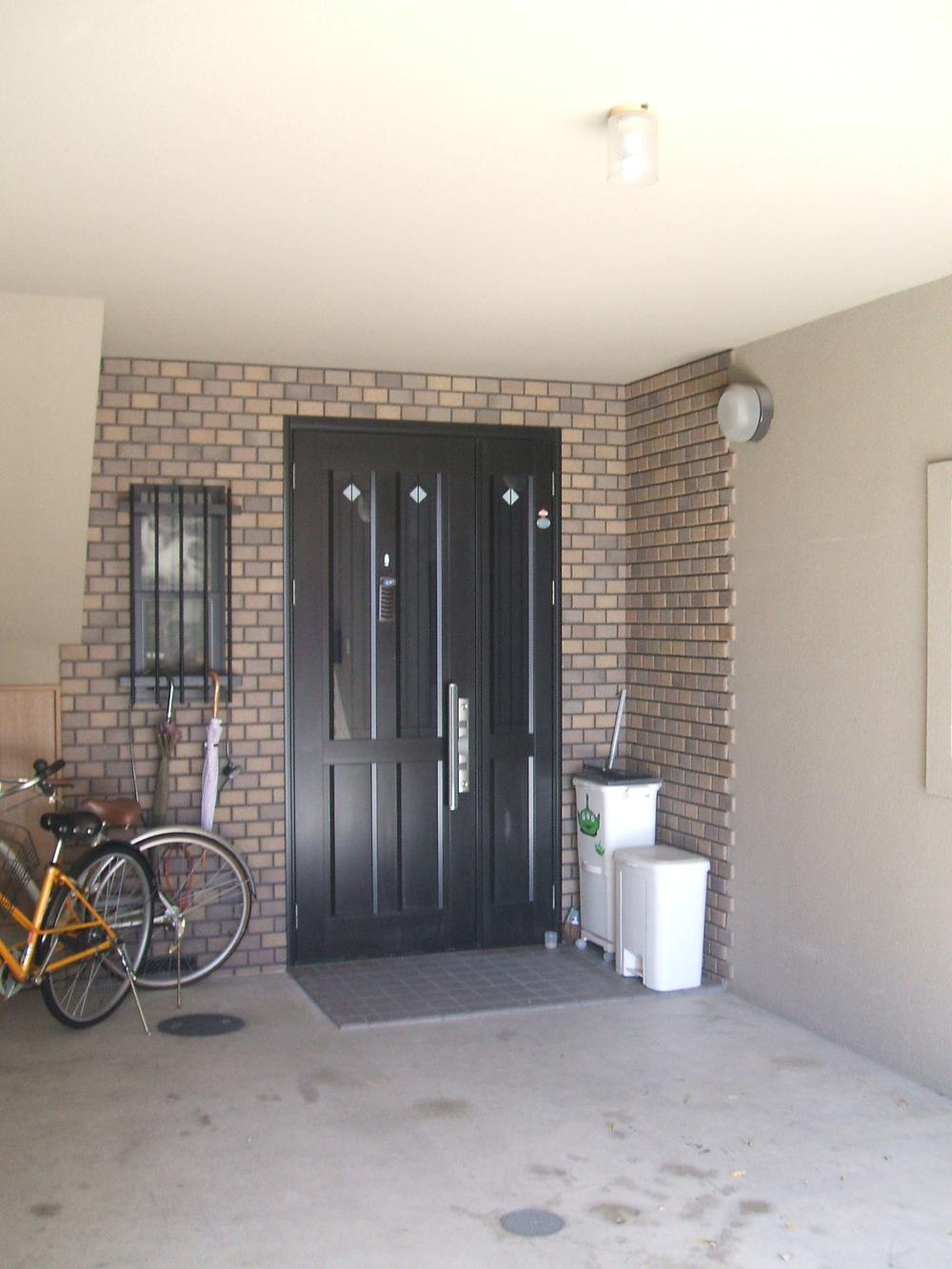 Local appearance photo.  ■ Large garage ■ Car of getting on and off is also not worry about getting wet in the rain. 