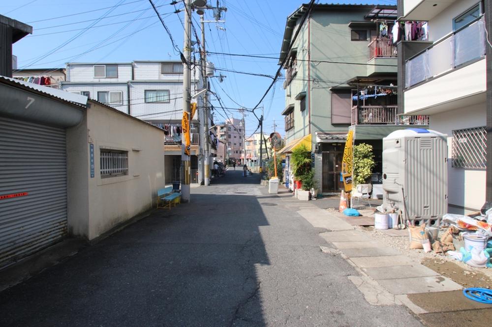 Local photos, including front road. And turn the end of the road to the right there is a super.