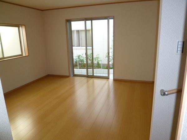 Living. Family gather the living room facing south ☆