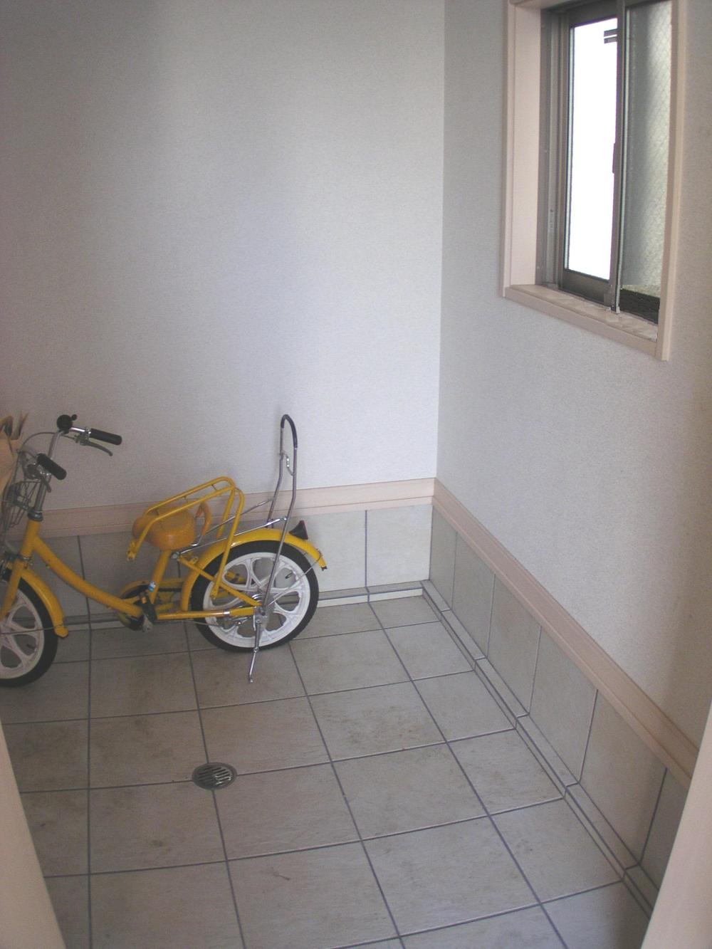 Receipt. There is a storage compartment of 2 quires the entrance