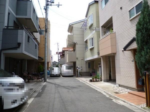 Local photos, including front road. Front road 4.3m