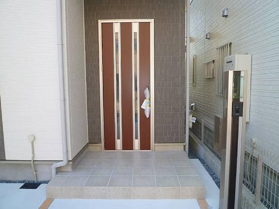 Entrance. Entrance door of the slit.