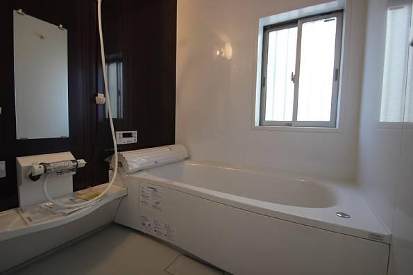 Bathroom. Spacious bathroom is about 1 tsubo type!