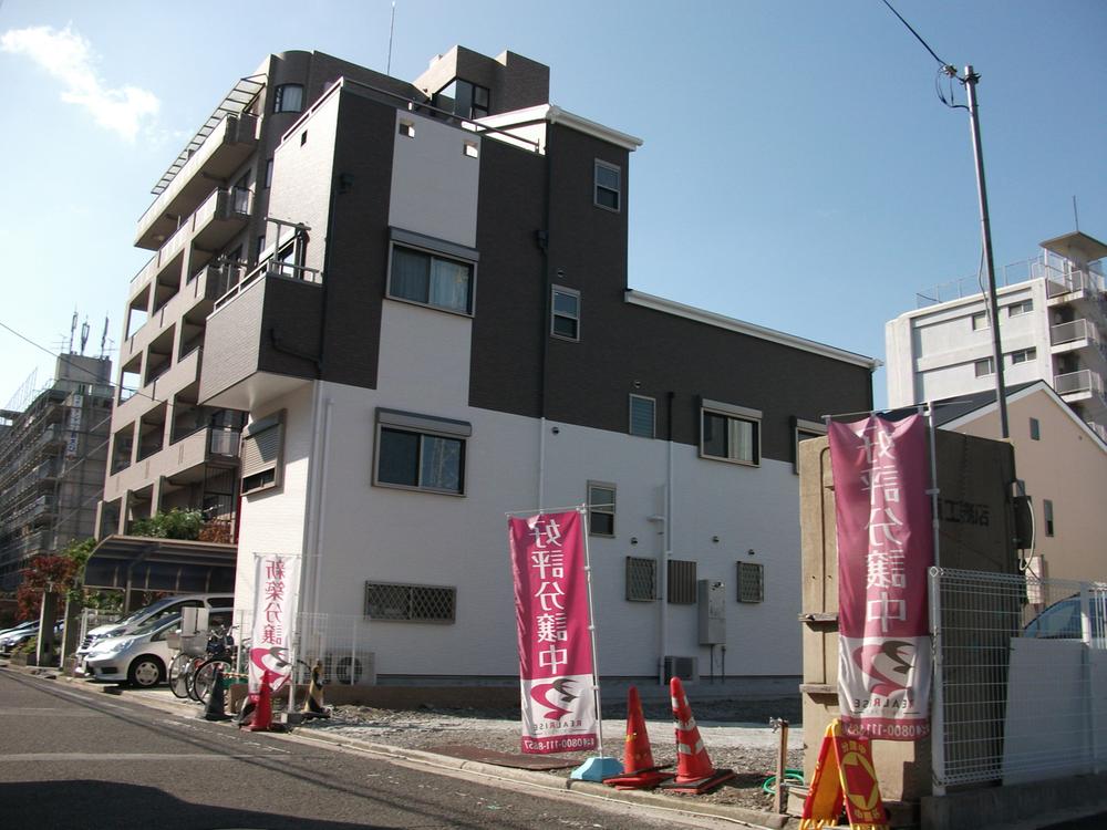 Local photos, including front road. Local (11 May 2013) Shooting