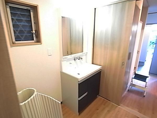 Wash basin, toilet. Wash basin with excellent storage capacity and functionality