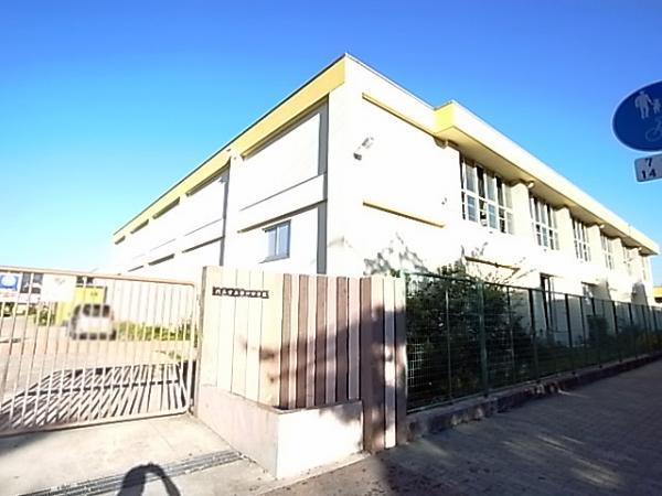 Junior high school. 273m until the fourth junior high school