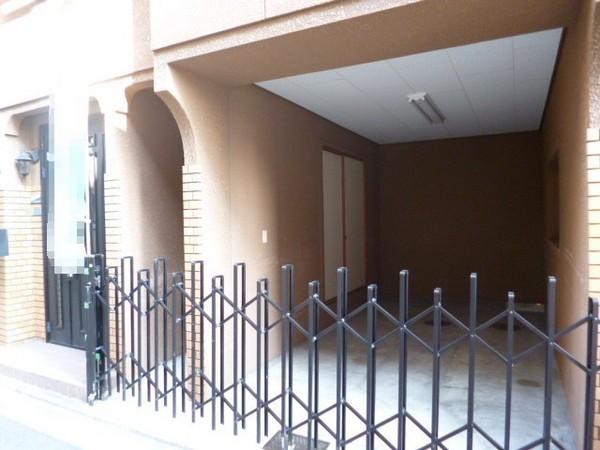 Parking lot.  ☆ It has become a garage with a height